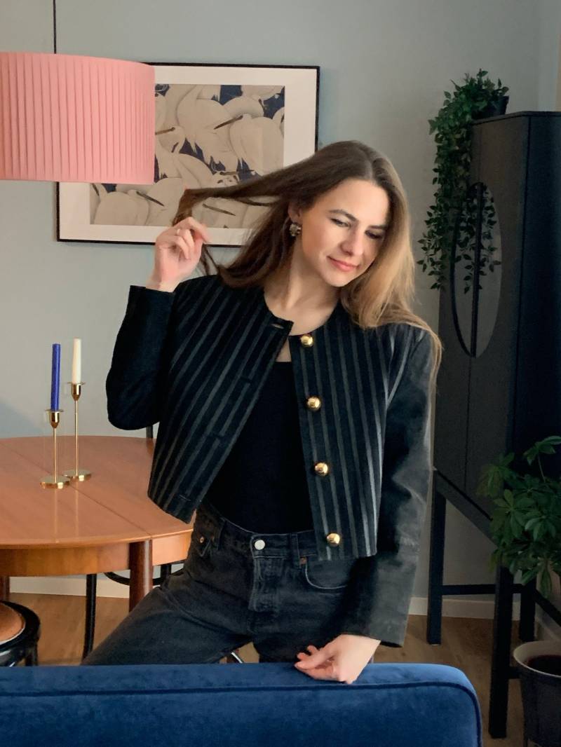 Vintage 80Er 90Er Patti Pen Schwarze Wildlederjacke Mit Schulterpolstern Und Goldener Knopfleiste Vintage 80Er 90Er Patti Pen Schwarze Wildlederjacke Mit Schulterpolstern Und Goldener Knopfleiste von EugenieVintageStudio