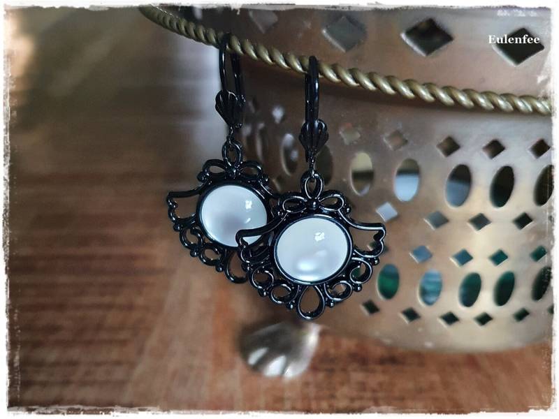 Schwarze Ohrringe "Luise" Mit Weißen Cabochon, Hängeohrringe Im Barock Stil von Eulenfee