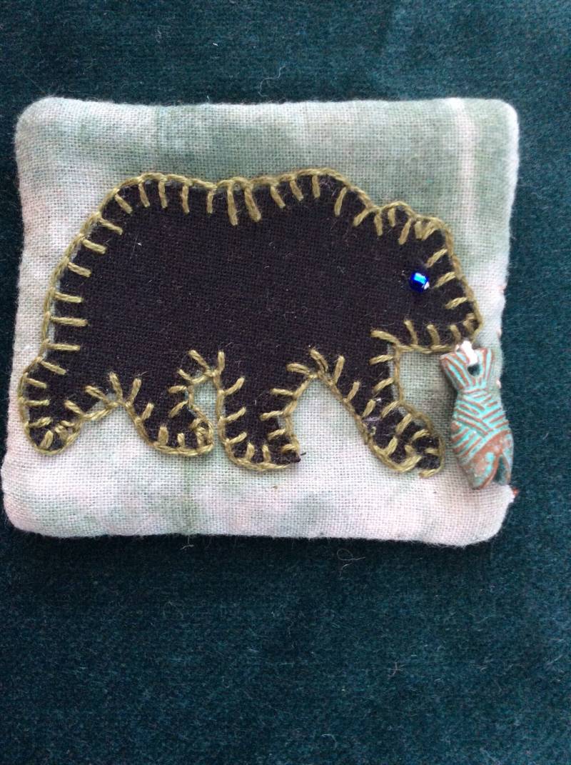 Bär Mit Fisch Ansteckbrosche von EuthymicThreads