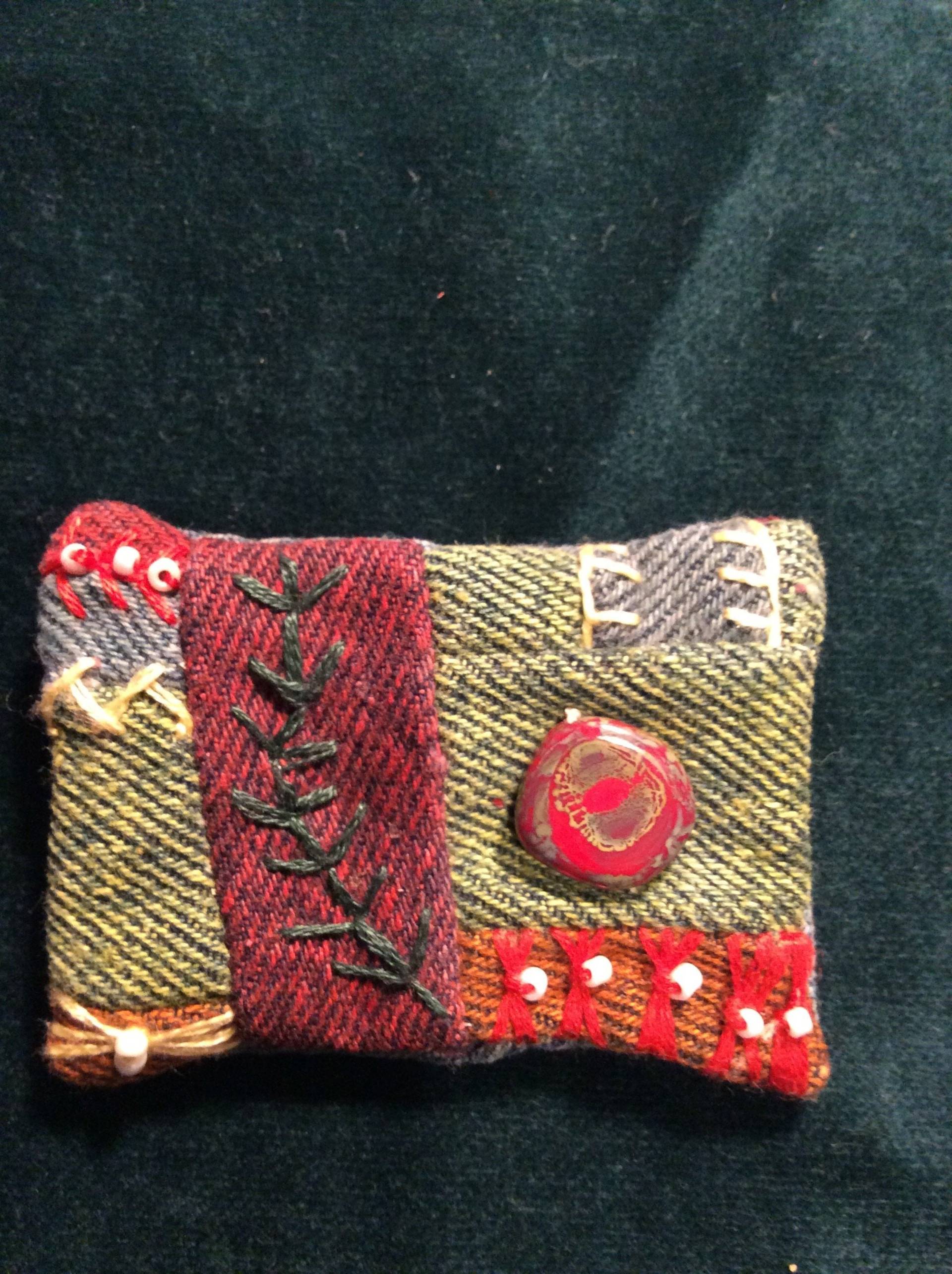 Crazy Quilt Upcycling Blue Jeans Pin Brosche von EuthymicThreads