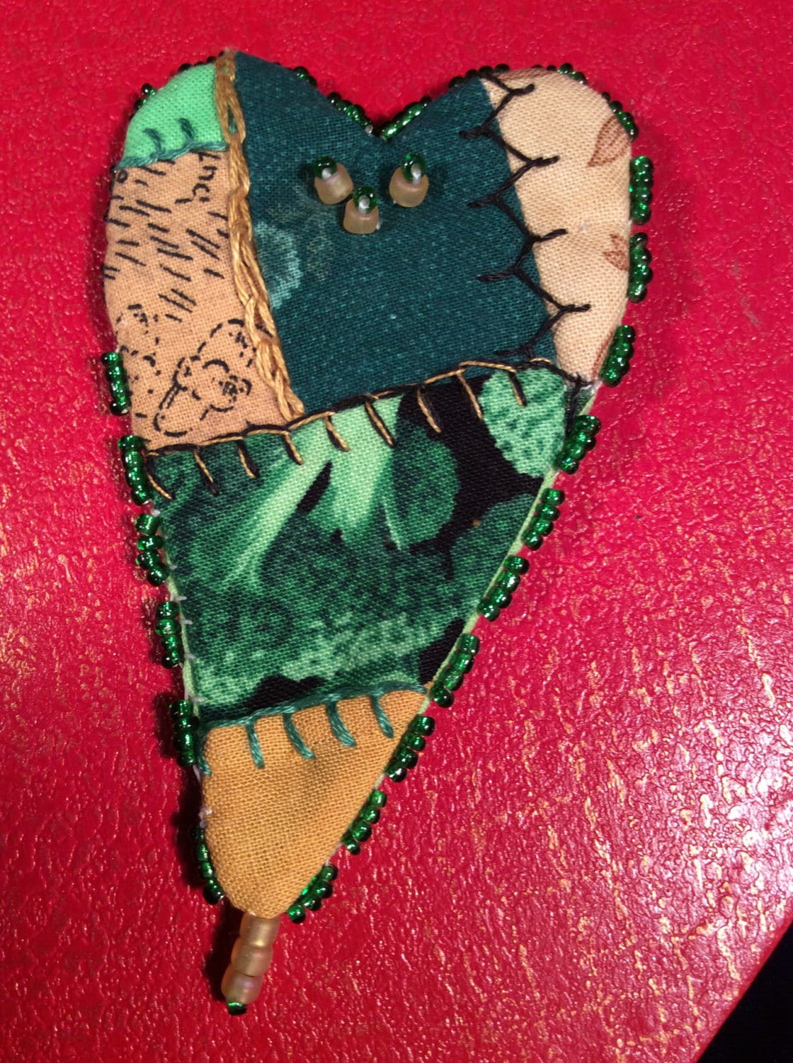 Grün-Goldene Herzanstecknadel von EuthymicThreads