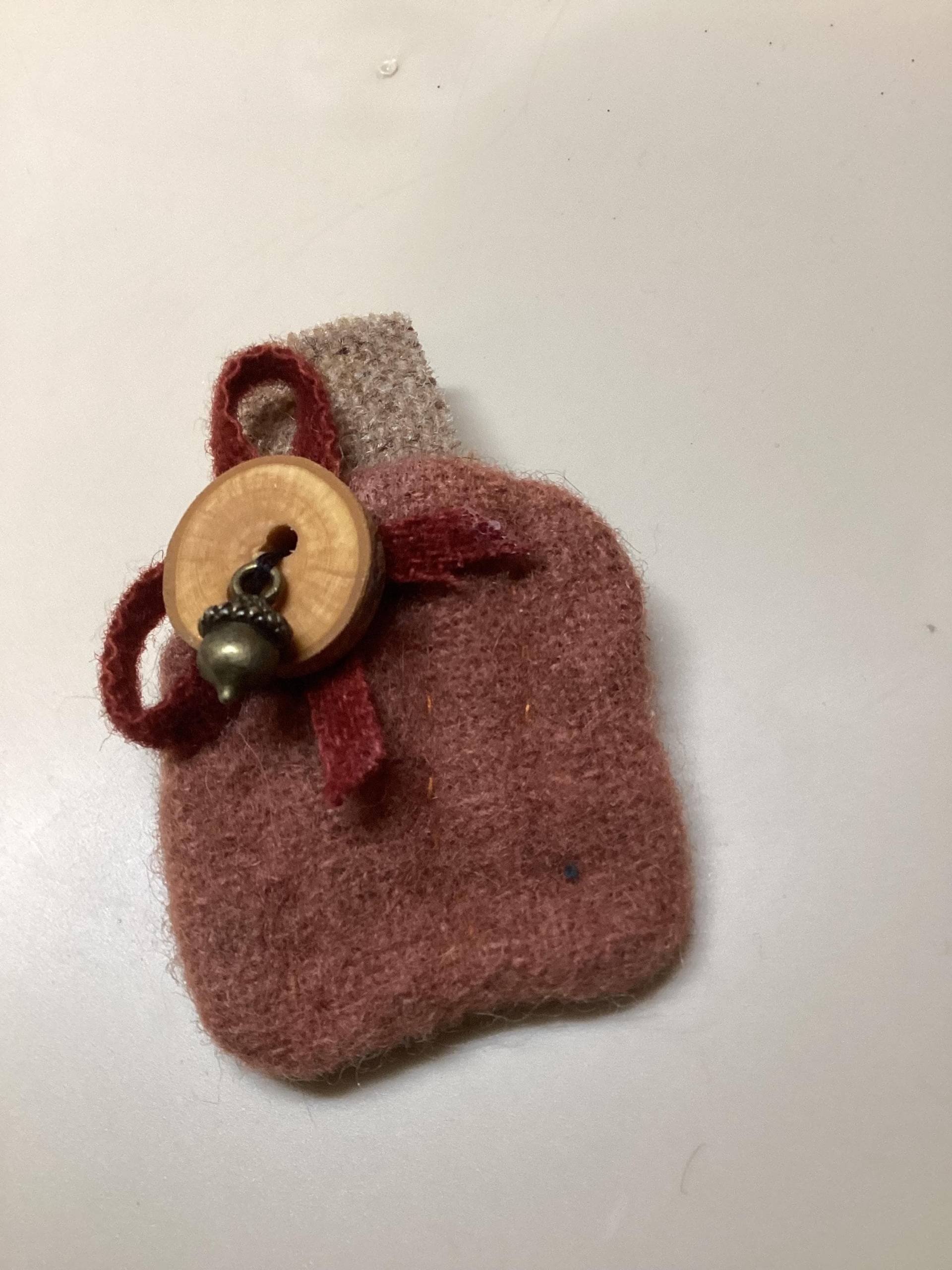 Hübsche Kürbis Brosche Aus Wolle Hübsche Kürbis Brosche Aus Wolle von EuthymicThreads