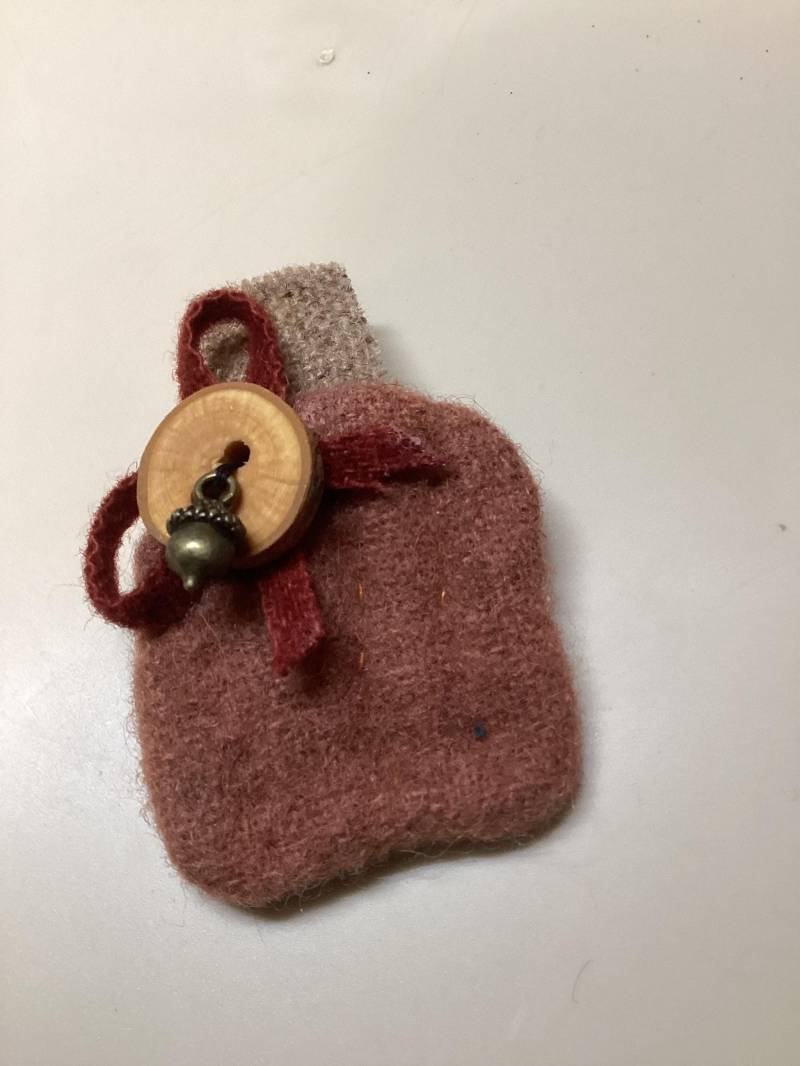 Hübsche Kürbis Brosche Aus Wolle von EuthymicThreads