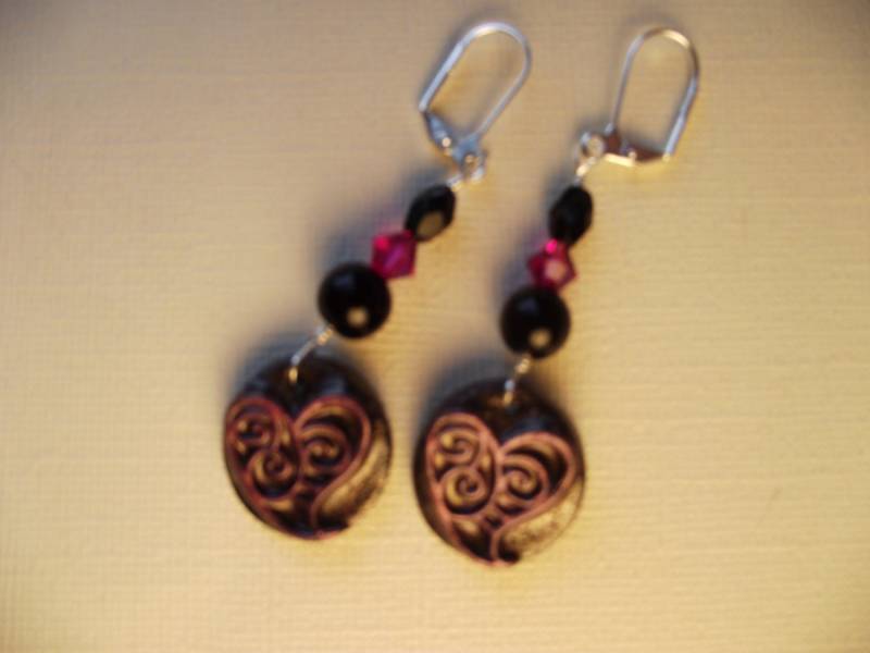 Hübsche Rosa Und Schwarze Perlen Herz Ohrringe von EuthymicThreads