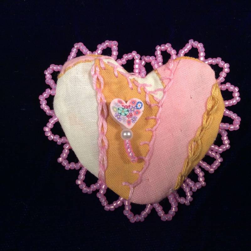 Pink, Gold, Elfenbein Farbene Herzbrosche Mit Scheinfach von EuthymicThreads