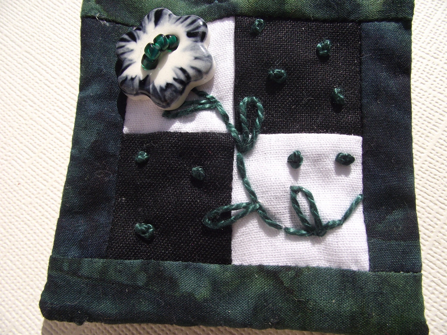 Schwarz Und Weiß Perlen Bestickt Pin Brosche von EuthymicThreads