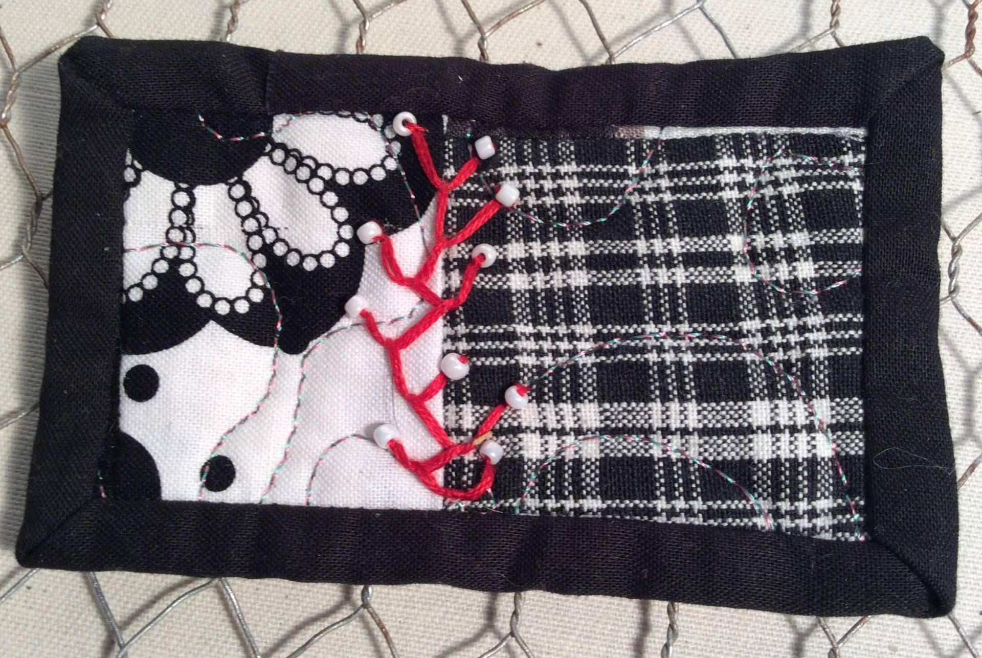 Schwarz-Weiß-Rote All Over Pin-Brosche von EuthymicThreads