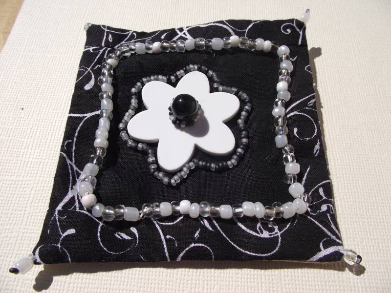 Schwarz-Weiße Blume Pin Brosche von EuthymicThreads