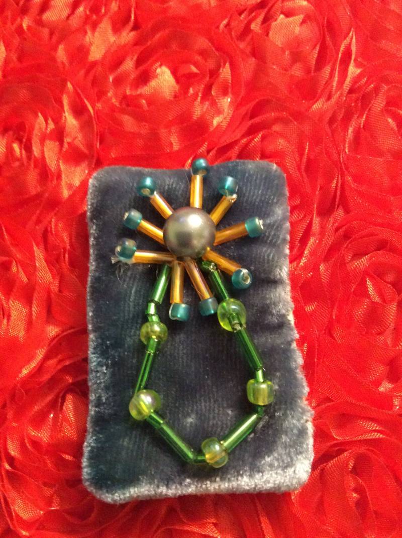 Spinnenblume Mit Perle Winziger Anstecknadel Spinnenblume Mit Perle Winziger Anstecknadel von EuthymicThreads