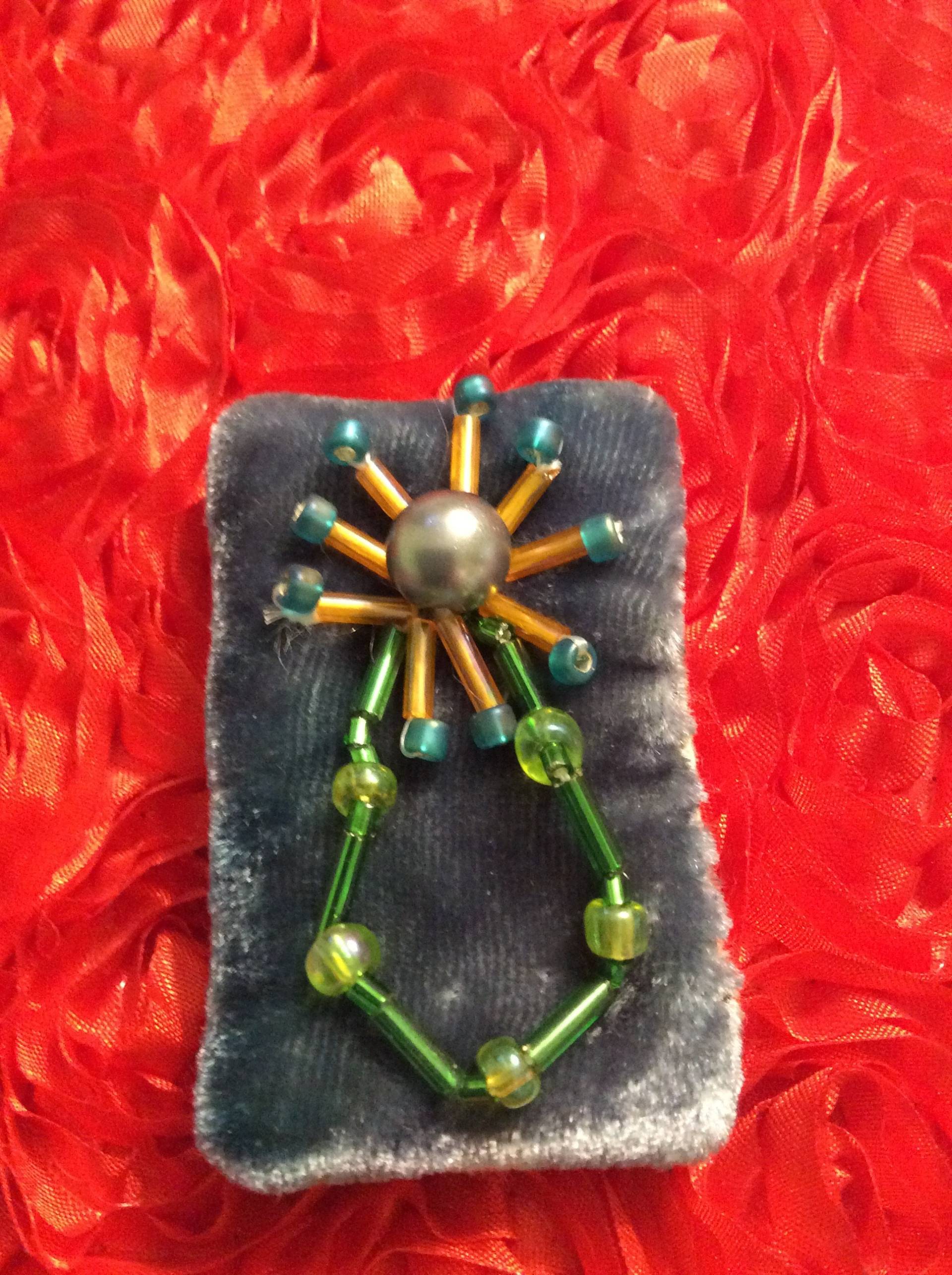 Spinnenblume Mit Perle Winziger Anstecknadel von EuthymicThreads