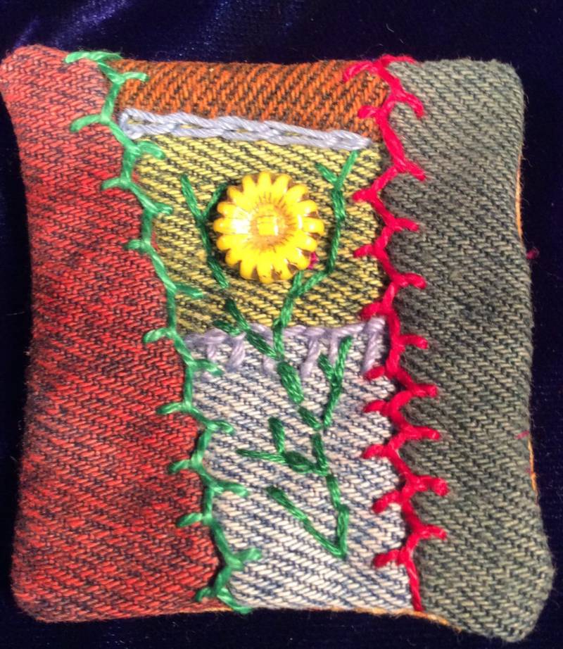 Upcycled Hand Gefärbte Blaue Jean Und Sonnenblume Pin Brosche von EuthymicThreads