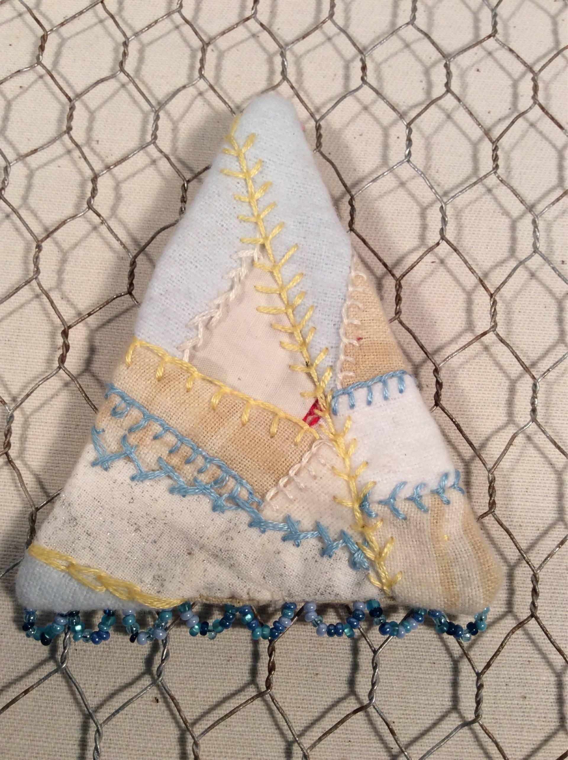 Weiche, Flauschige Verrückte Quilt-Brosche von EuthymicThreads