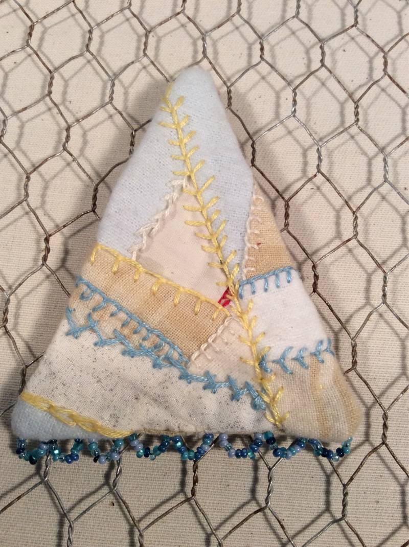 Weiche, Flauschige Verrückte Quilt-Brosche von EuthymicThreads