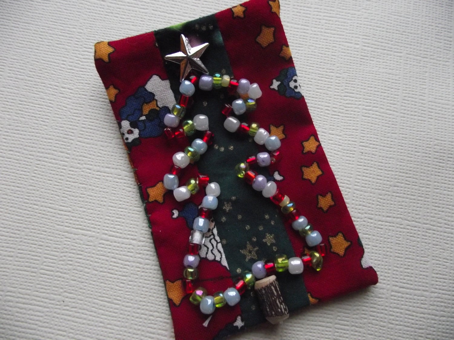 Weihnachtsbaum Perlen Pin Brosche von EuthymicThreads