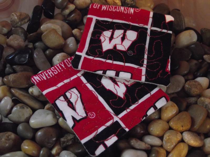 Wisconsin Badgers Gequiltete Anstecknadel. Rot Und Schwarz von EuthymicThreads