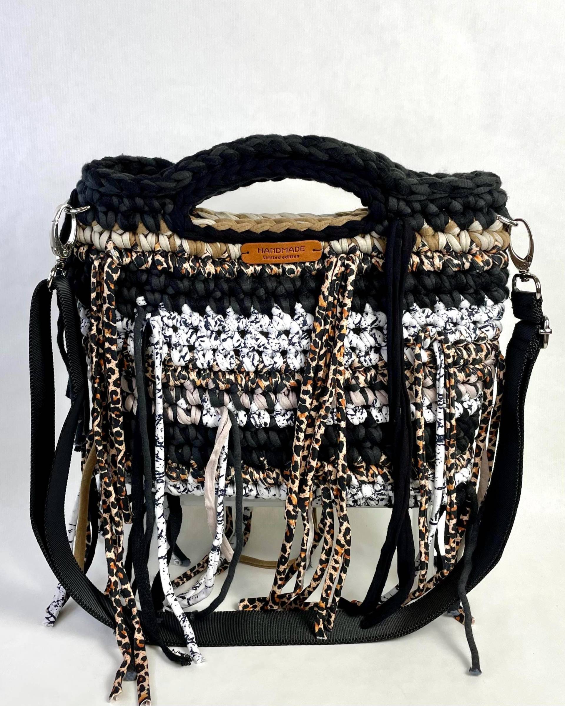 Häkeltasche Mit Fransen Aus Textilgarn, in Den Farben Schwarz, Weiß, Beige Und Leo Optik von EvaBagsDE
