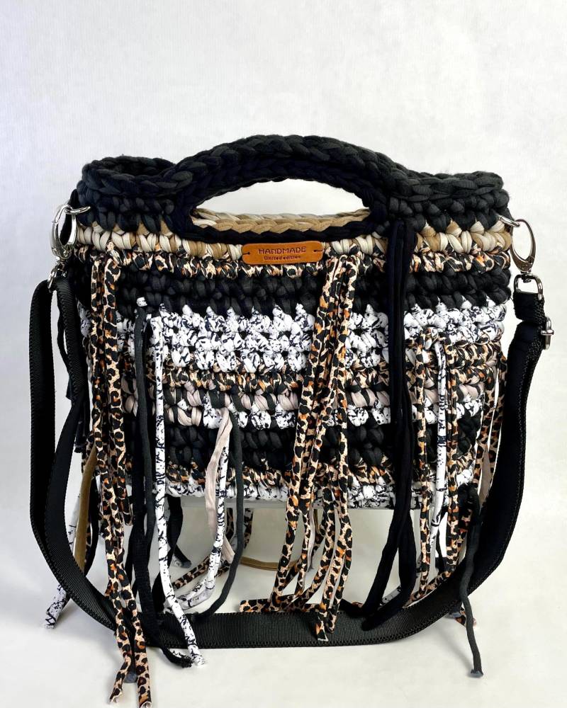 Häkeltasche Mit Fransen Aus Textilgarn, in Den Farben Schwarz, Weiß, Beige Und Leo Optik von EvaBagsDE