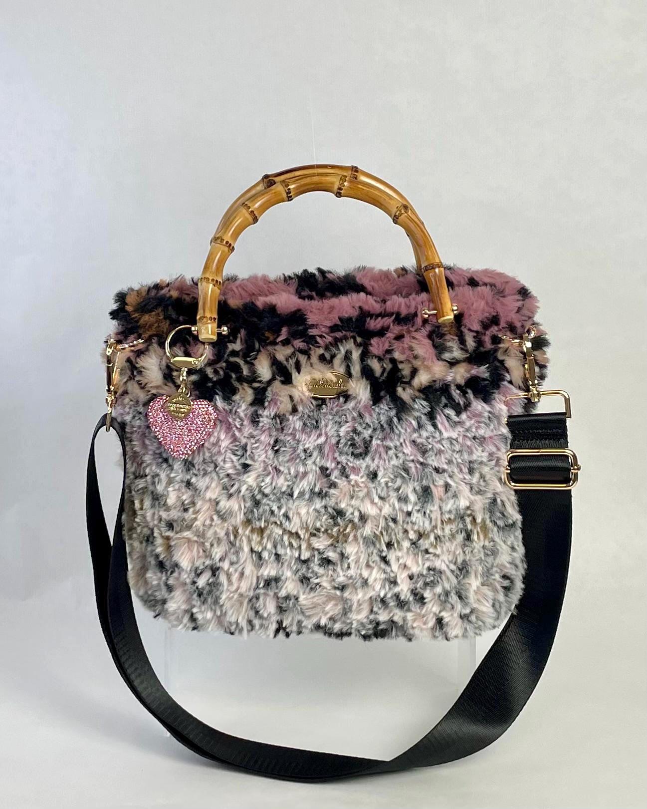 Handgemachte Fell-Optik Tasche Mit Bambusgriffen - Boho Handtasche Organizer & Schulterriemen, Geschenk Für Sie. Größe Ca.22x10x26cm von EvaBagsDE