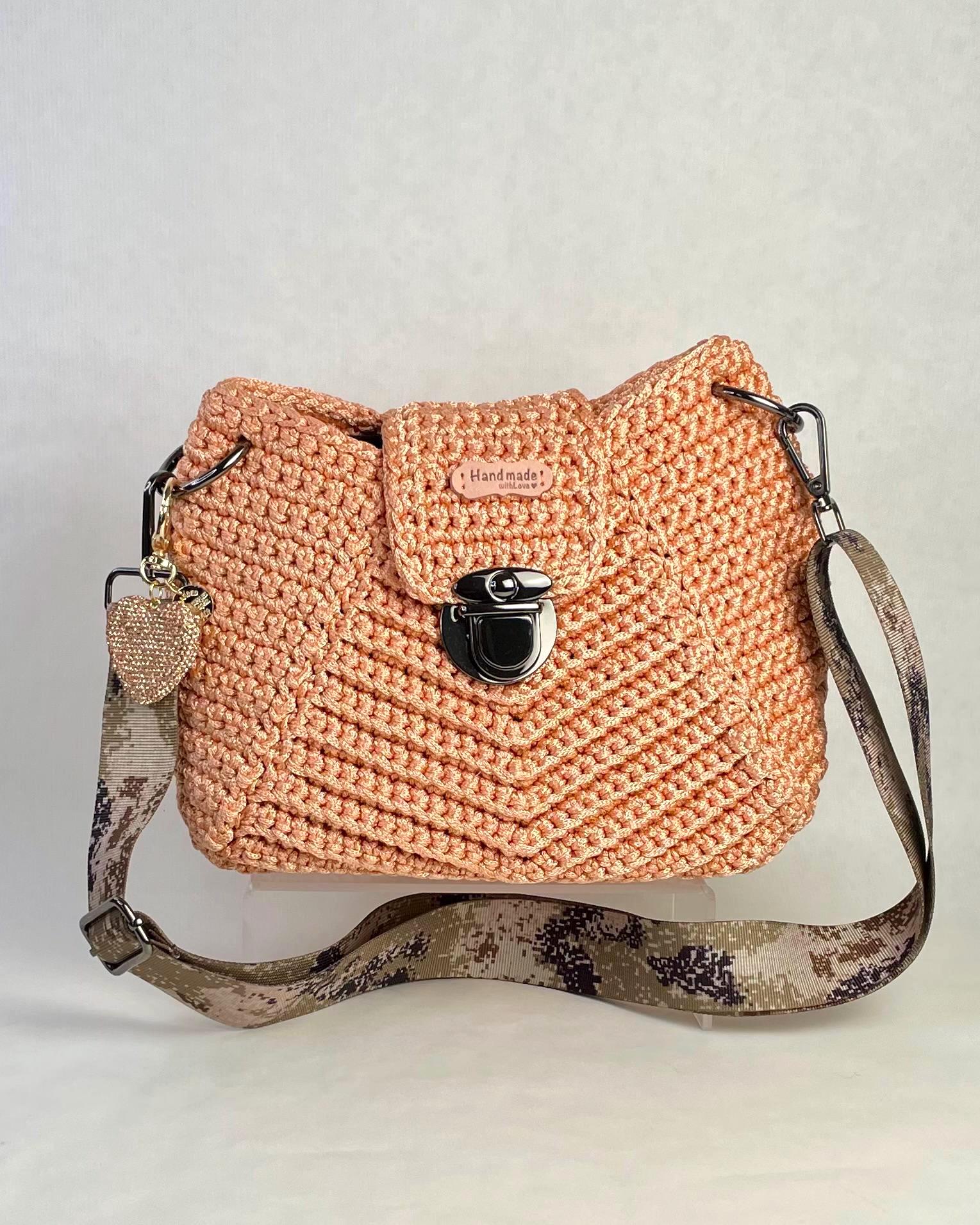 Handgemachte Häkeltasche Lachsfarben - Dreieckige Crochet Bag Mit Einem Organizer & Verstellbarem Camouflage Gurt. Größe Ca. 24x12x28cm von EvaBagsDE