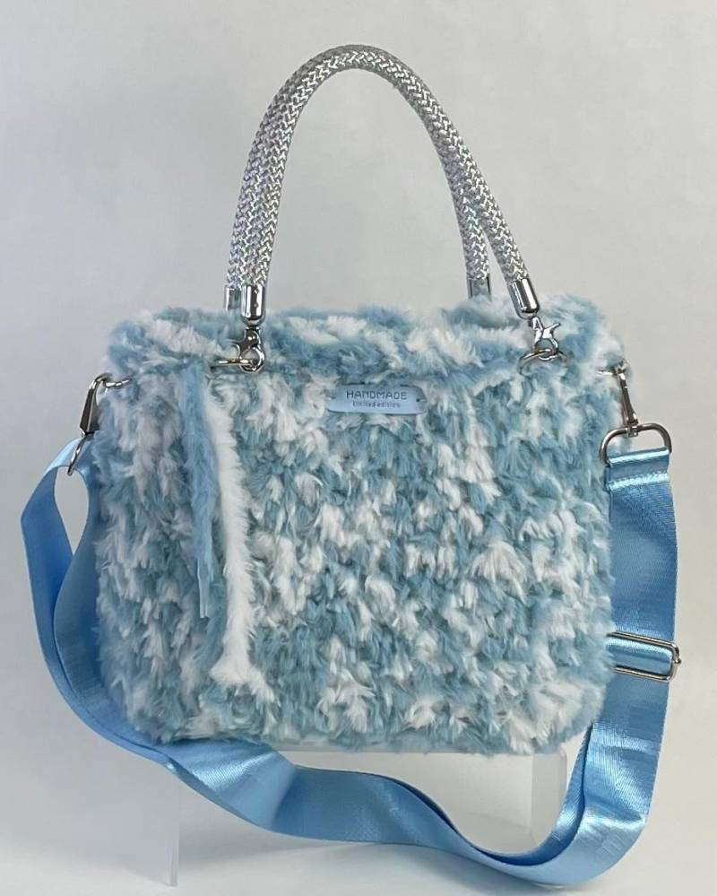 Handgemachte Tasche Himmelblau Aus Kunstfellgarn & Textilgarn - Schultertasche Mit Silbernen Henkeln, Organizer Filz. Größeca.24x8x23cm Handgemachte Tasche Himmelblau Aus Kunstfellgarn & Textilgarn - Schultertasche Mit Silbernen Henkeln, Organizer Filz. Größeca.24x8x23cm von EvaBagsDE