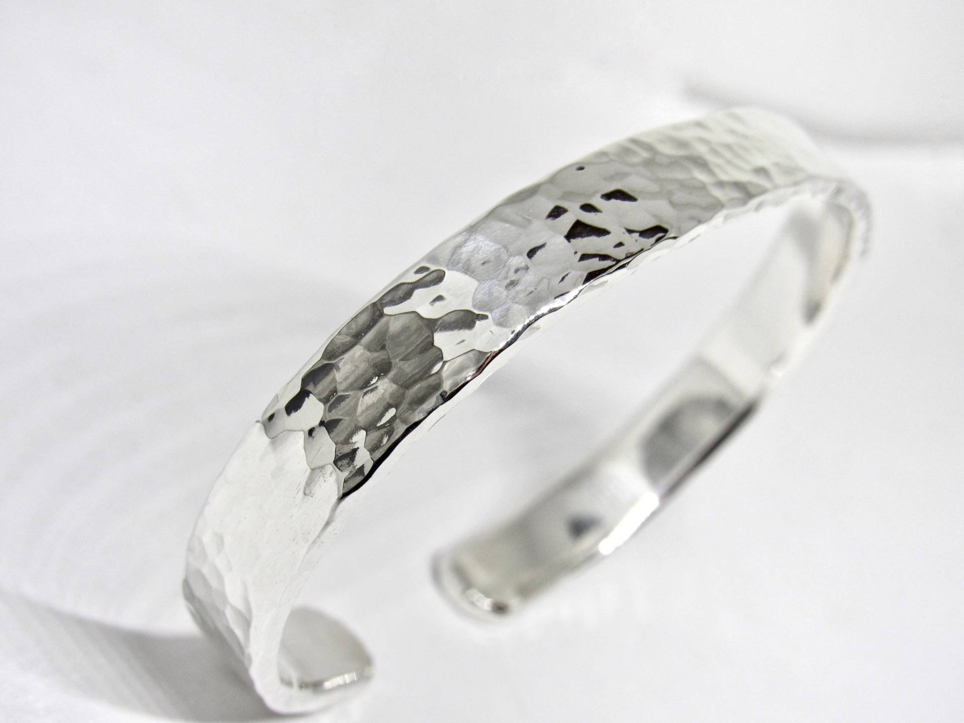 Hammered Sterling Silber Cuff Personalisierte W Handstempel Mens Armbänder Womans Armband Rustic Moderner Schmuck von EvaBelleJewelry