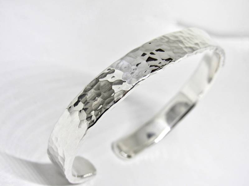 Hammered Sterling Silber Cuff Personalisierte W Handstempel Mens Armbänder Womans Armband Rustic Moderner Schmuck von EvaBelleJewelry