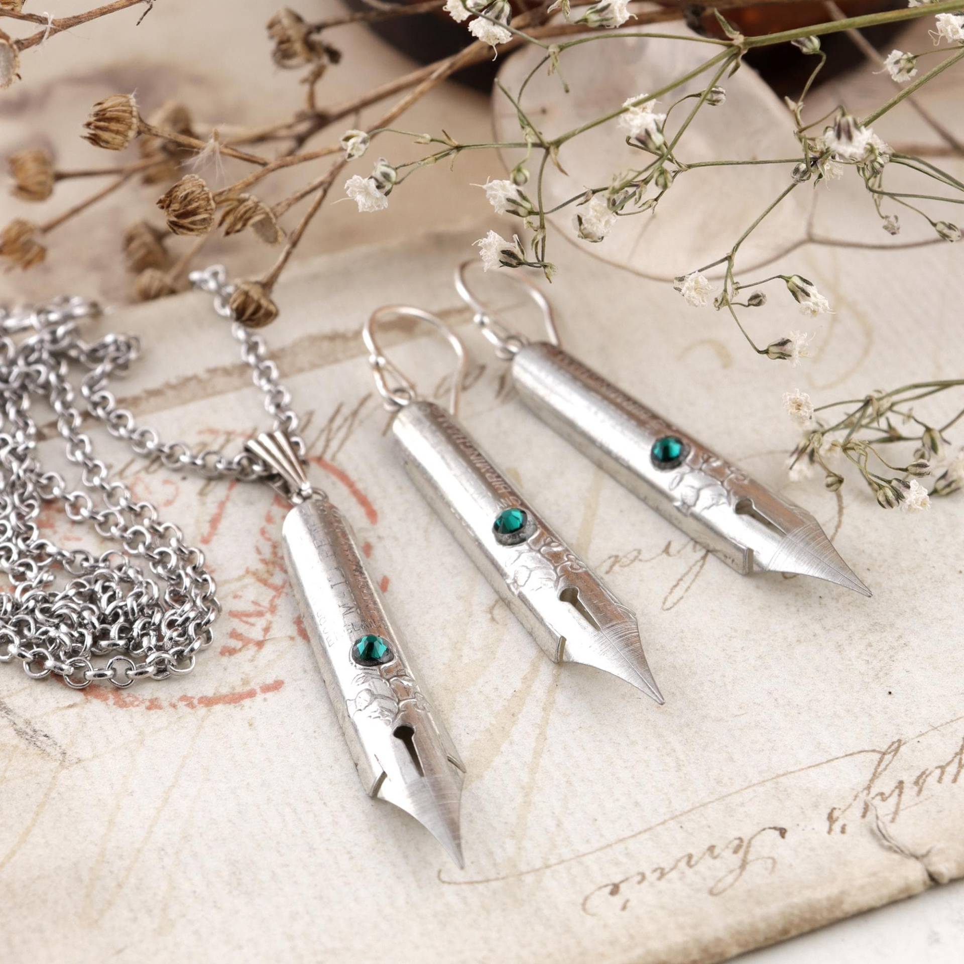 Emerald Pen Nib Schmuck Set Sterling Silber Ohrringe & Halskette von EvaGiftedHands