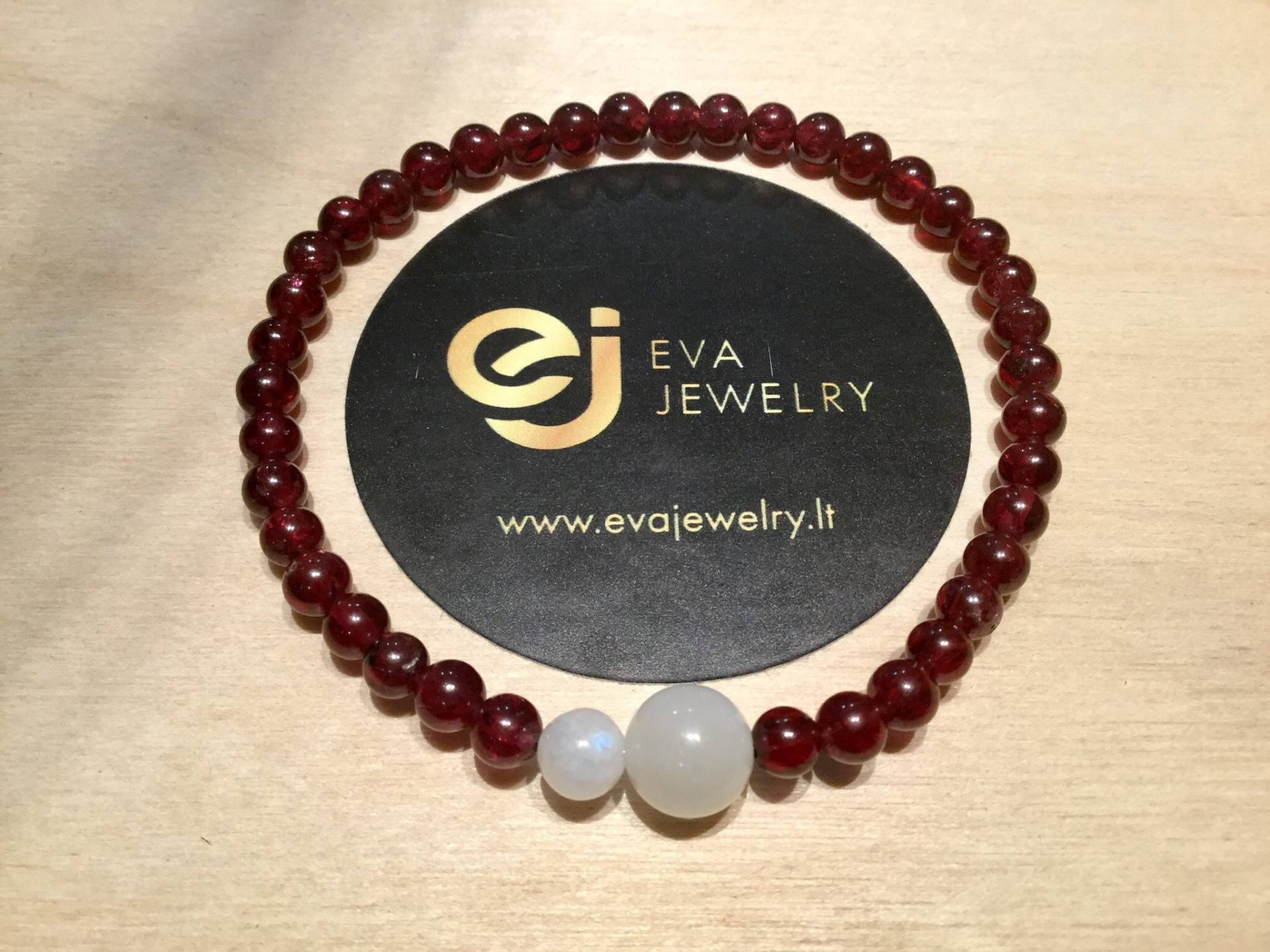 Natural Garnet 5mm White Moonstone 6 8mm Beaded Armband Precious Natural Garnet 5mm White Moonstone 6 8mm Beaded Armband Precious von EvaJewelryLT