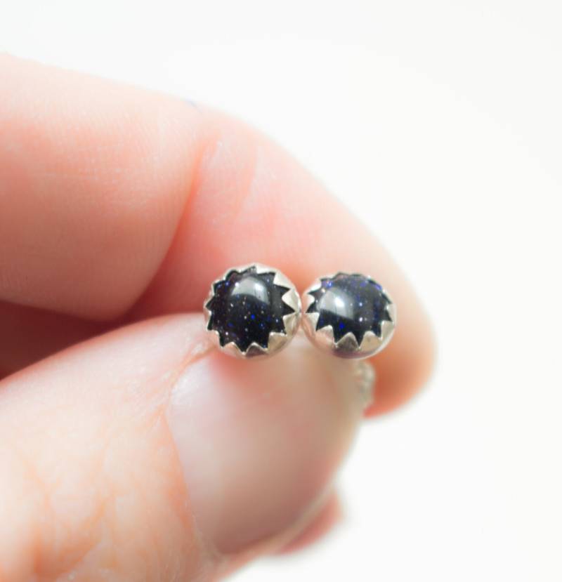 Blau Goldstone Post Sterlingsilber Ohrstecker, Ohrstecker 6mm Gezackten Fassung, Blau Ergebnis Dunkelblau von EvaLineJewelry