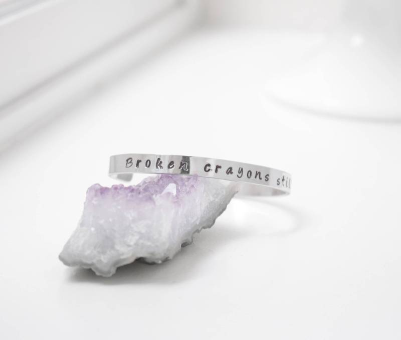 Buntstifte Noch Farbe Armband Gebrochen, Abholen Von Hand Gestempelt Armband, Inspirierendes Zitat, Motivierende Stapelbar, Mich Geschenk von EvaLineJewelry