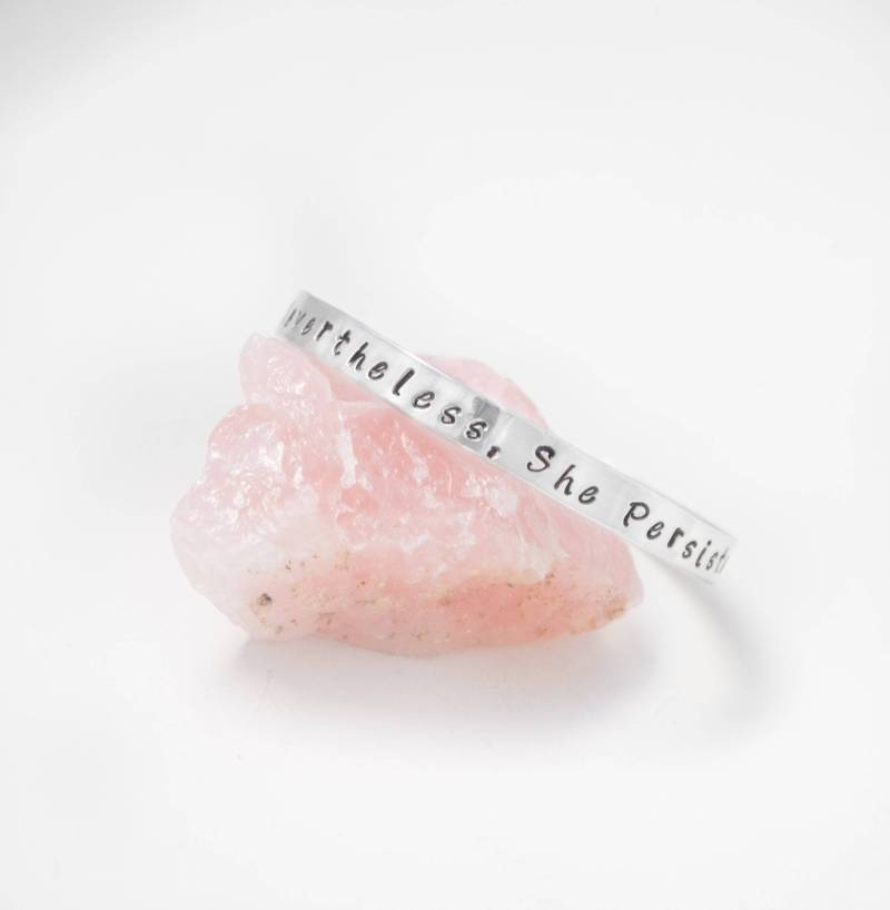 Dennoch Sie Beharrte Armband, Gestempelt Manschette Inspirierende Meilenstein Leistung Geschenk, Motivation, Stapelbar von EvaLineJewelry