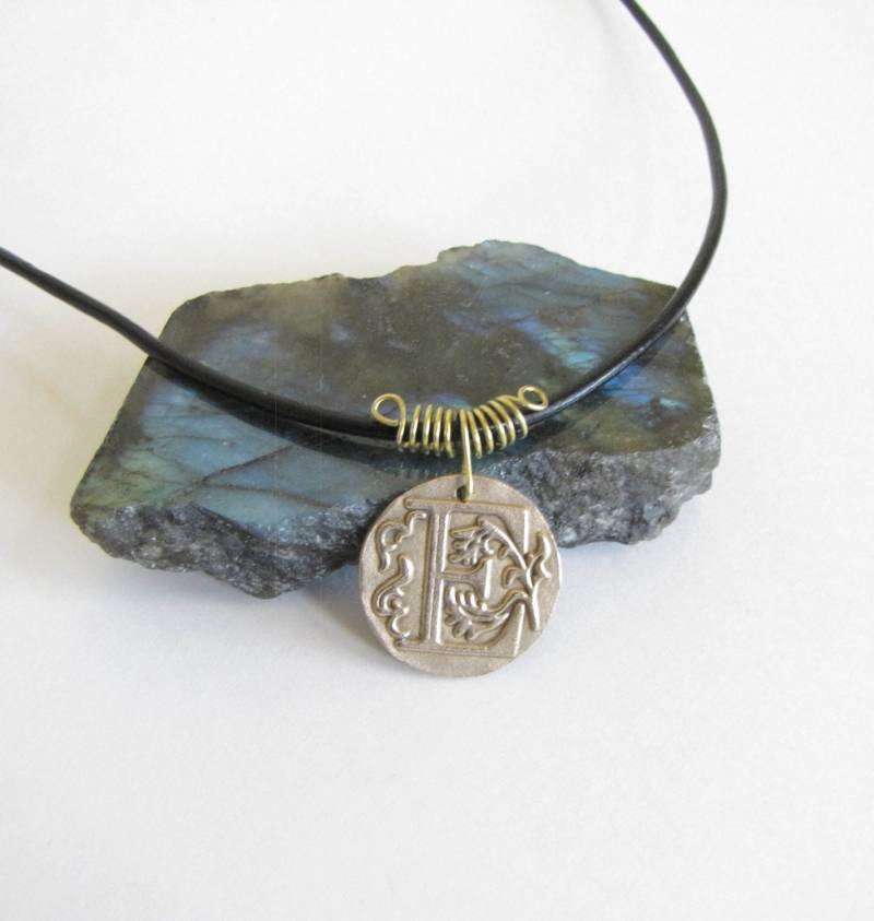 E , Monogramm Anhänger "E", Wachs Siegel Personalisierter Schmuck Initial Bronze Metal Clay Halskette von EvaLineJewelry