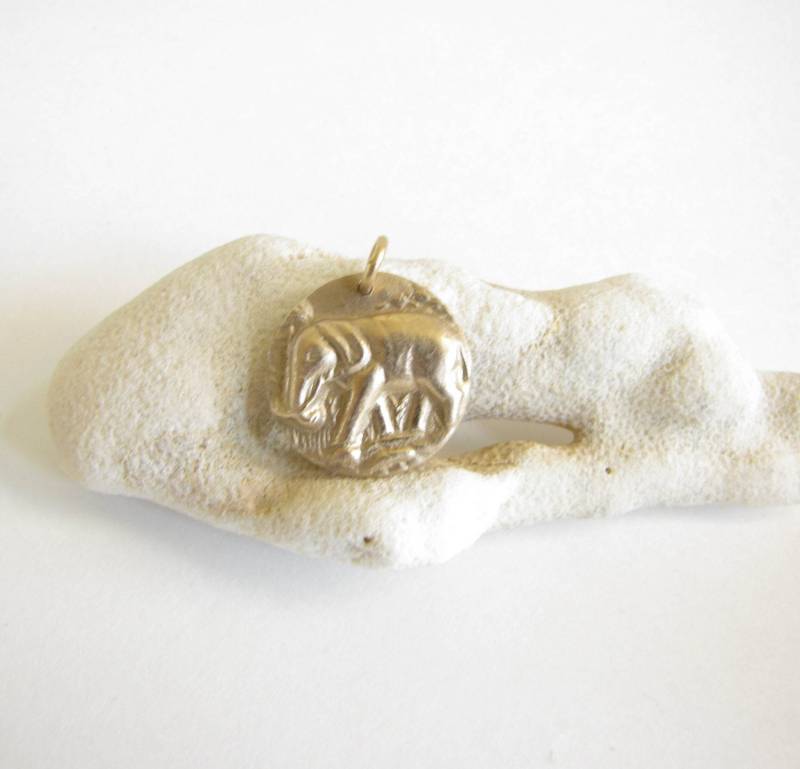 Elefant Anhänger, Goldener Elefant, Bronzeelefant, Auf Bestellung Gemacht von EvaLineJewelry
