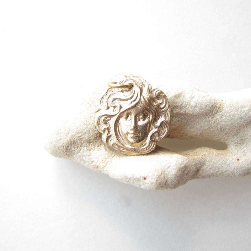 Gesicht Der Frau Anhänger, Goldene Göttin, Ariel, Goldene Bronze von EvaLineJewelry