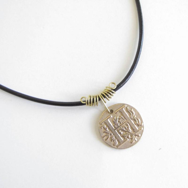 H Erste Halskette, Monogramm Anhänger "H", Wachs Siegel Anhänger, Personalisierte Schmuck, Initial, Bronze von EvaLineJewelry