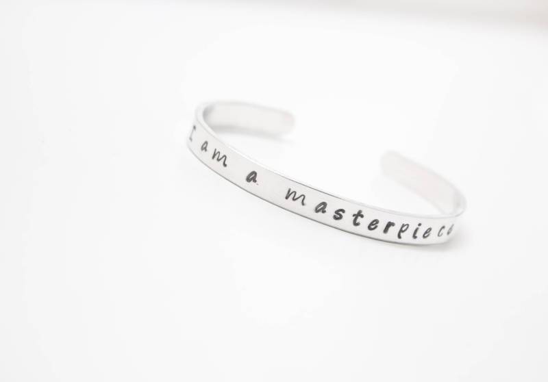 Ich Bin Ein Meisterwerk Armband, Hand Gestempelt Inspiration Zitat, Motivierend Stapelbar Zitat Abholen Geschenk von EvaLineJewelry