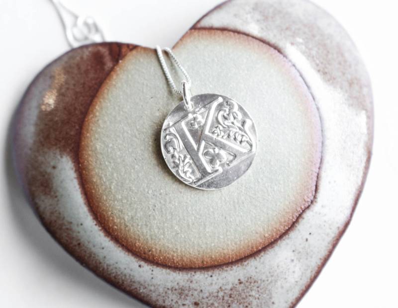 K Initial, Monogramm Anhänger, Erste Halskette, Wachs Siegel Personalisierte Schmuck, Halskette Reines Silber von EvaLineJewelry