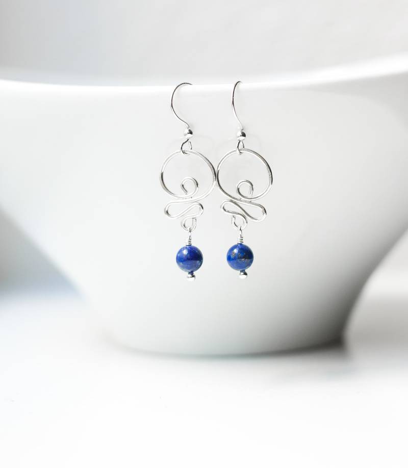 Lapis Lazuli Ohrringe, Sterling Silber Wave Design Denim Blue Lapis, Swirl Ohrringe Lapis Lazuli Ohrringe, Sterling Silber Wave Design Denim Blue Lapis, Swirl Ohrringe von EvaLineJewelry