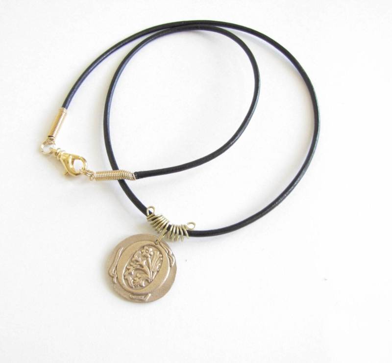 O Initial , Monogramm Anhänger "O", Wachssiegel Anhänger, Personalisierter Schmuck Halskette, Bronze von EvaLineJewelry