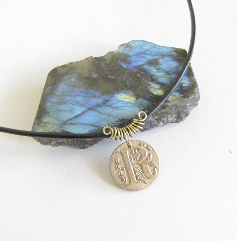R Initial, Monogramm Anhänger "R", Wachs Siegel Halskette, Personalisierter Schmuck, Initial Bronze, Metall Clay von EvaLineJewelry