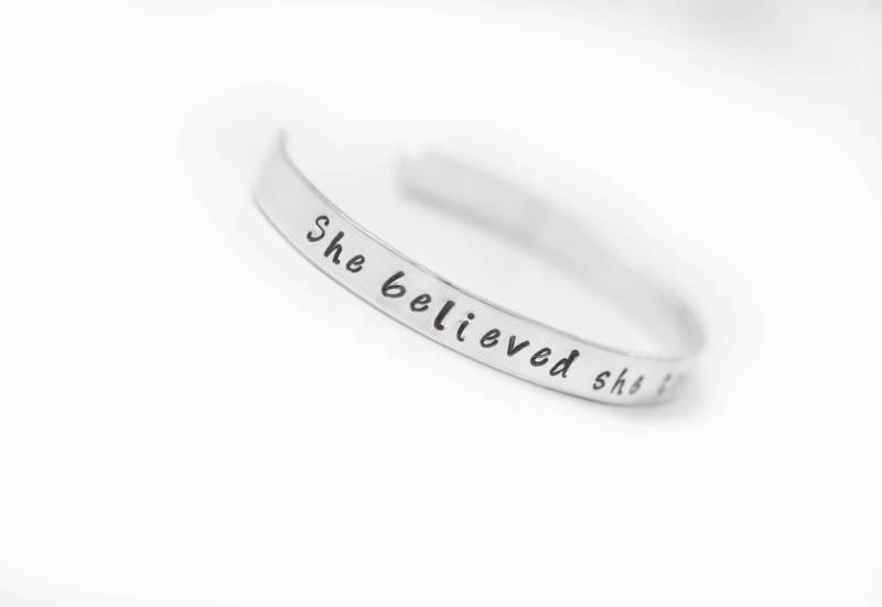 Sie Glaubte, Sie Könnte So Tat, Armband, Gestempelt Manschette Inspiration Meilenstein Ziel Erreichen, Motivation, Stapelbar von EvaLineJewelry