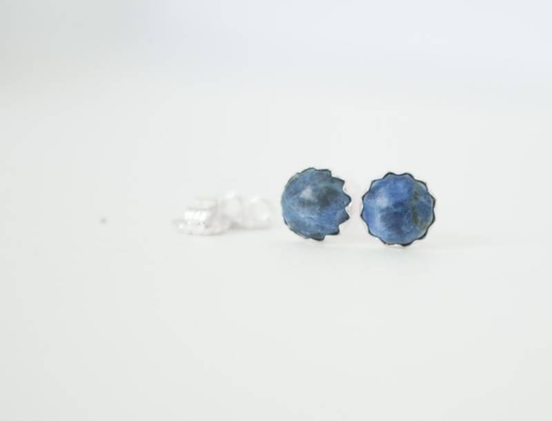 Sodalith Ohrstecker Sterlingsilber Ohrstecker, Post-6mm Serrated Einstellung, Ergebnis, Jeansblau von EvaLineJewelry