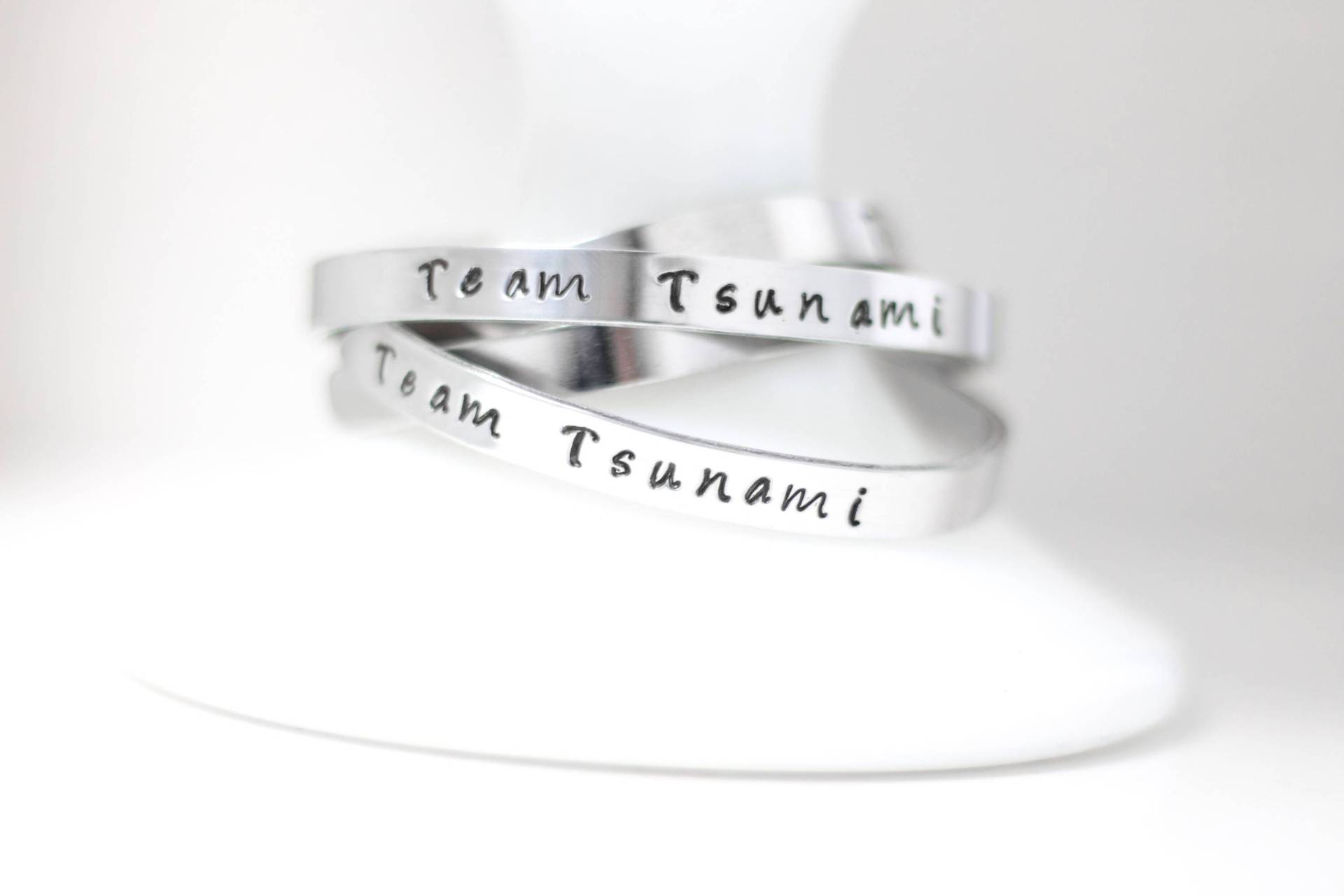 Team Pride Armband, Gestempeltes Manschettenarmband, Benutzerdefiniertes Teamarmband, Handgestempelter Schmuck, Stapelbares Teamgeist von EvaLineJewelry