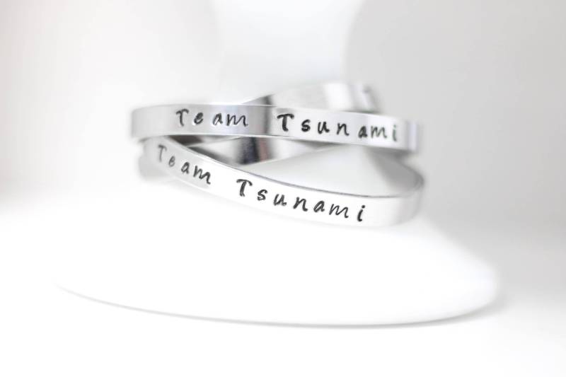 Team Pride Armband, Gestempeltes Manschettenarmband, Benutzerdefiniertes Teamarmband, Handgestempelter Schmuck, Stapelbares Teamgeist von EvaLineJewelry