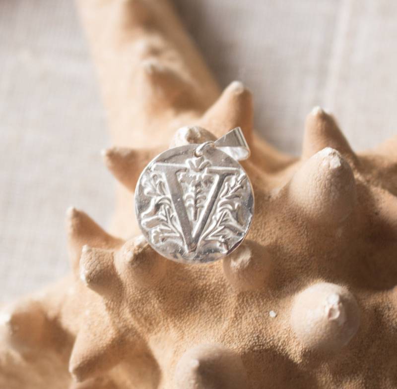 V Initial Anhänger , Pmc Monogramm Wachssiegel Personalisierter Schmuck Halskette Reines Silber von EvaLineJewelry