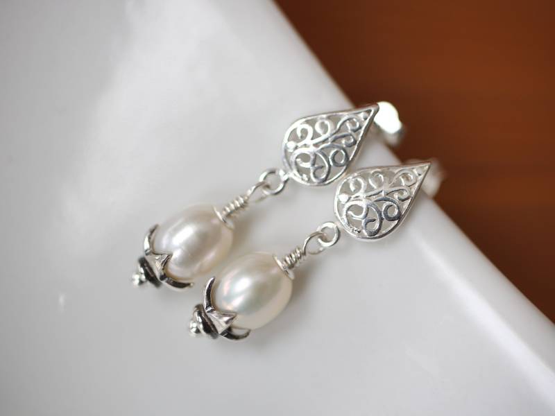 White Pearl Post Ohrringe, Sterling Silber Und Aaa Qualität Weiß Süßwasser Perlen, Hochzeit, Braut, Filigrane Teardrop Ohrringe von EvaLineJewelry
