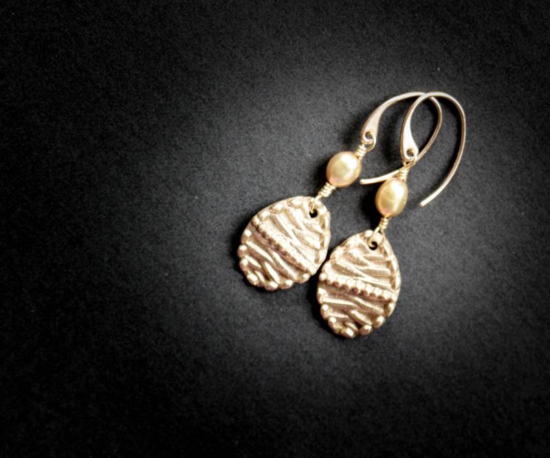 Wie Auf Cedar Cove Gesehen , Perlenohrringe Im Fernsehen Bronze Goldene Ohrringe Andie Macdowell Aus Metallton von EvaLineJewelry