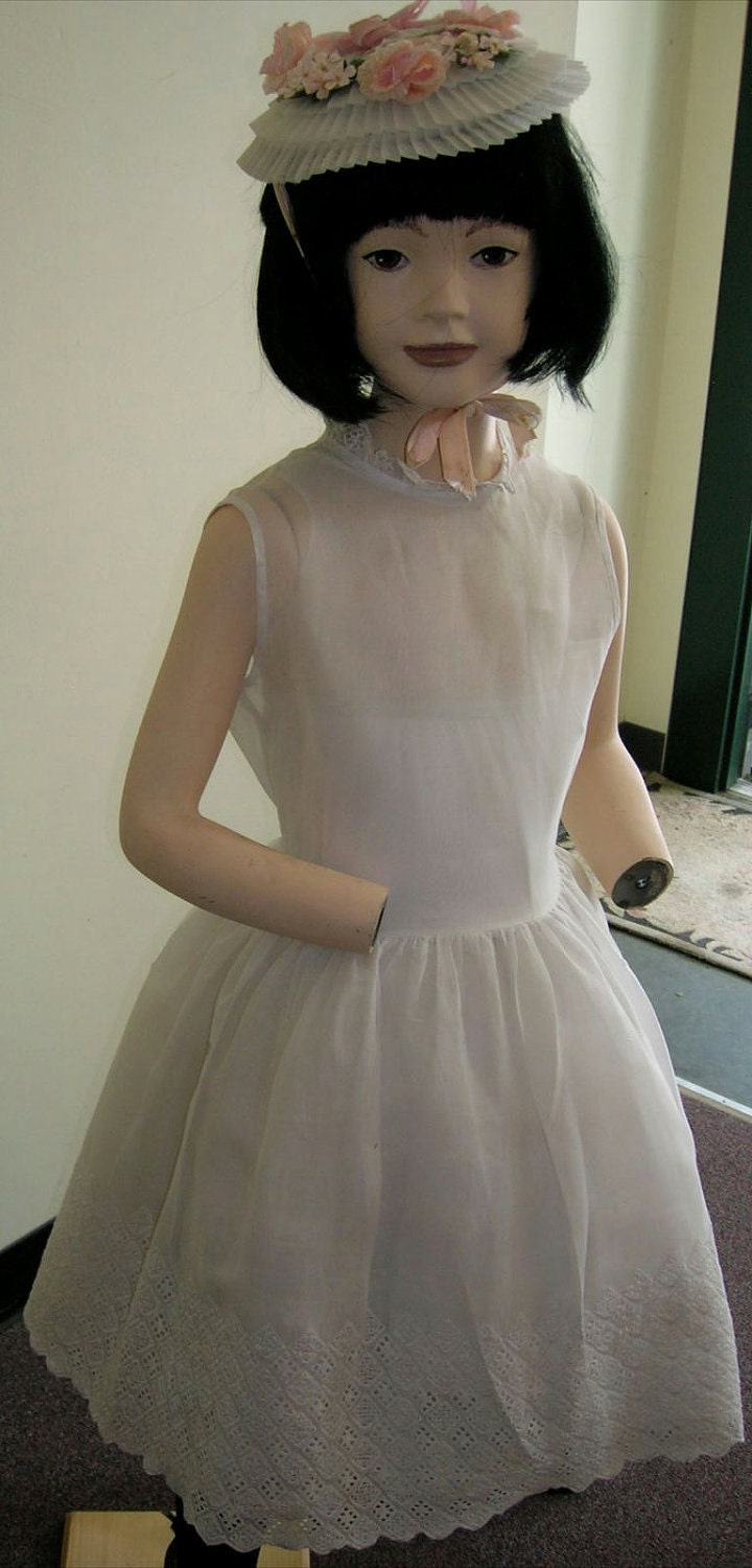 50Er Jahre Mädchen Kleid Weiß Organdy, Mit Breiter Öse Umrandet Am Unterteil Des Kleides von EvaWagenfish