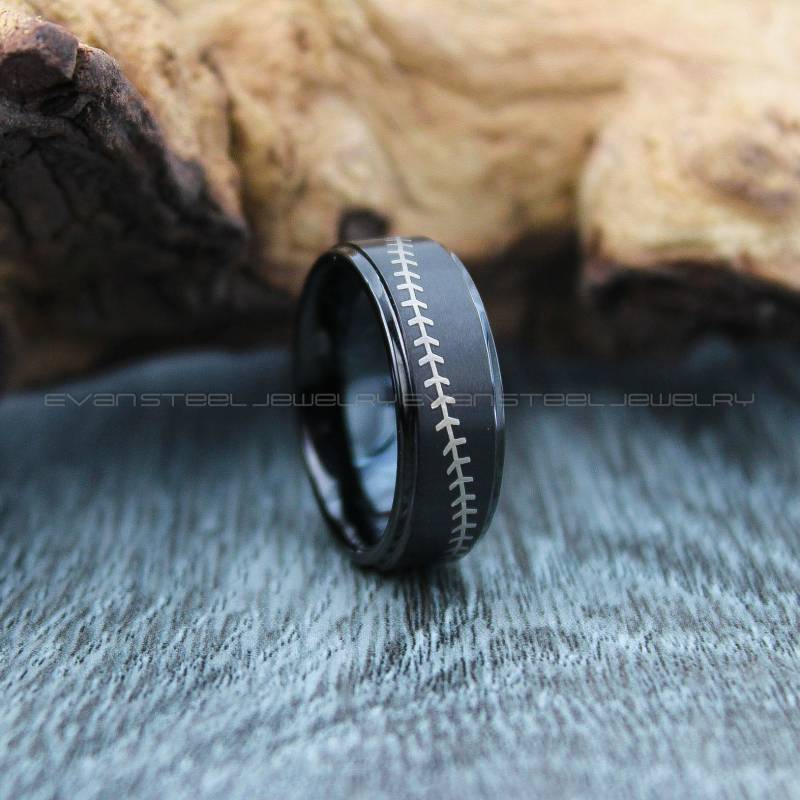 Baseball Ring, Schmuck, 8mm Schwarzes Tungsten Band Mit Step Edge Matte Finish Maschen Laser, Ehering von EvanSteelJewelry