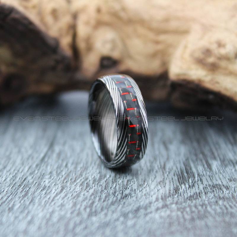 Damast-stahlring, 8 Mm Schwarzes Wolfram-Band Mit Gewölbter Kante Aus Schwarzem Und Rotem Carbon-Faser-Inlay Damaststahlmuster Lasergravur von EvanSteelJewelry